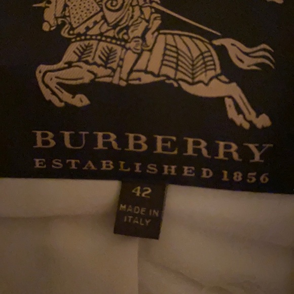 Falls squarely between grey and taupe - Picture 2 of 8